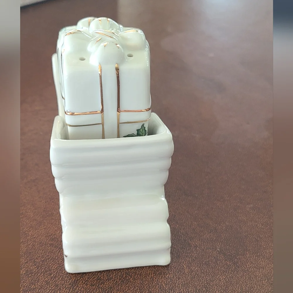 Sleigh salt and pepper set with original box